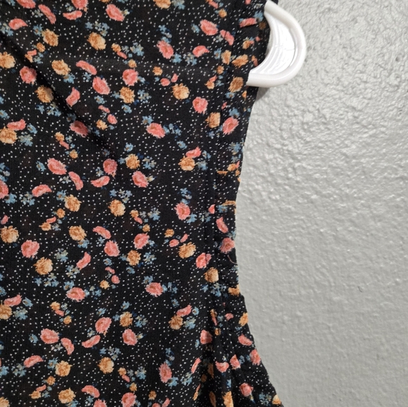 FINAL SALE! $6 Xhilaration Floral Sleevess Blouse Size Large - Picture 6 of 13